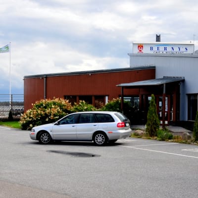 På parkeringen framför restaurang Berny's ska "Världsarvsporten" byggas