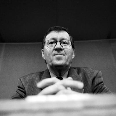 Europarlamentaarikko Pertti Paasio seurasi täysistuntoa eduskunnan lehteriltä huhtikuussa 1999.