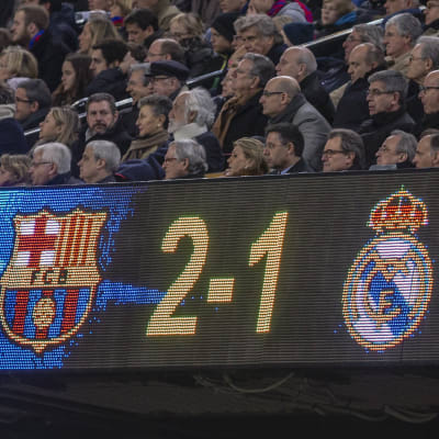 FC Barcelonas och Real Madrids klubbledning följer en ligamatch mellan lagen.