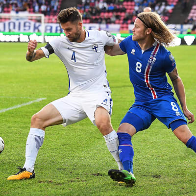 Joona Toivio i kamp om bollen med Birkir Bjarnarson.