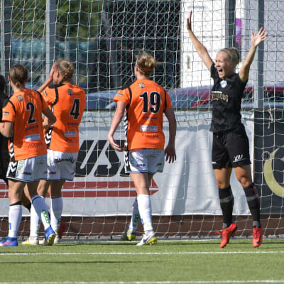 Adelina Engman jublar över mål för Göteborg.