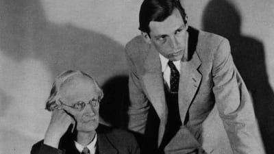 Professor Auguste Piccard, förebilden till Hergés professor Kalkyl, här tillsammans med sin son Jacques Piccard.