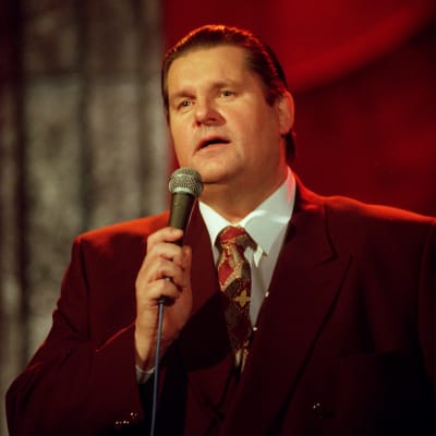 Matti Siitonen laulamassa ohjelmassa Neljän tuulen tiellä.