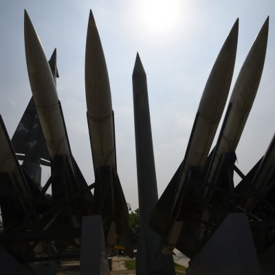 Kopioita Pohjois-Korealaisista Scud-B ja Etelä-Korealaisista Hawk -ilmatorjuntaohjuksista Korean sodan muistomerkillä Soulissa.