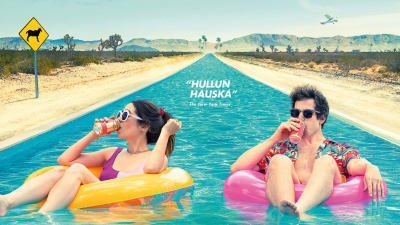 Planschen till filmen Palm Springs. Två personer ligger i en pool.