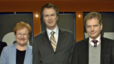 Tarja Halonen ja Sauli Niinistö Uutisvuoto-ohjelman vieraina ennen vuoden 2006 presidentinvaalien toista kierrosta. Kuvassa myös juontaja Peter Nyman (kesk) ja vakiovieraat Tommy Tabermann (1. vas) ja Jari Tervo (1. oik).