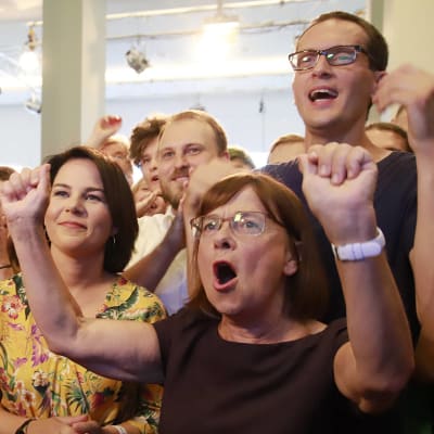 Der Grüne i Tyskland firar på en valvaka. 