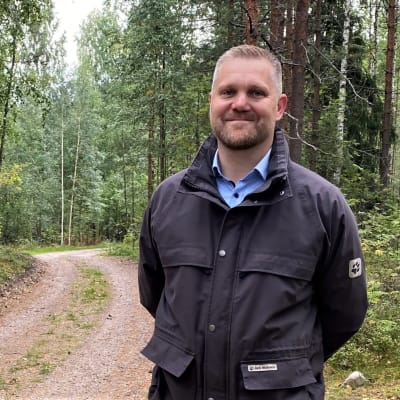 Jukka Hasu kaavaillun Kutilan kanavan metsässä.
