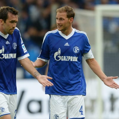 Schalken Benedikt Höwedes ja Christian Fuchs ihmeissään.