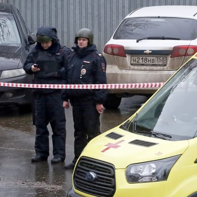 Poliser och ambulans står utanför en fabrik i Moskva där en person dödades.