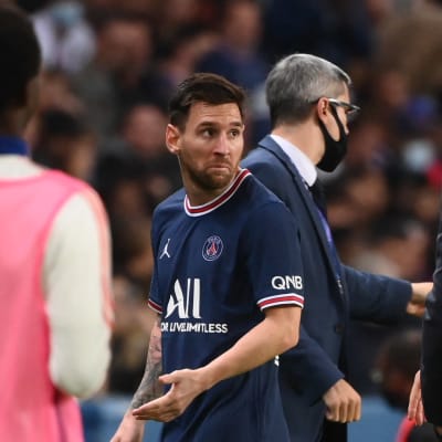 Lionel Messi ei ollut tyytyväinen jouduttuaan vaihtoon Lyonia vastaan.