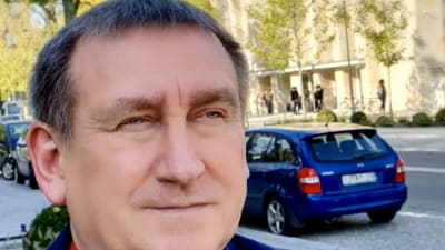 Den polska politikern Krzysztof Jędrasik fotad utomhus. 