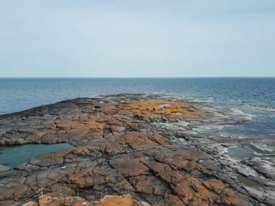 Klippor och skär som sticker upp ur havet. Horisont.