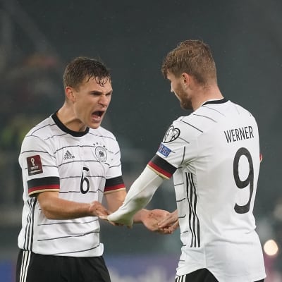 Timo Werner juhlii Saksan kolmatta maalia yhdessä Joshua Kimmichin kanssa.