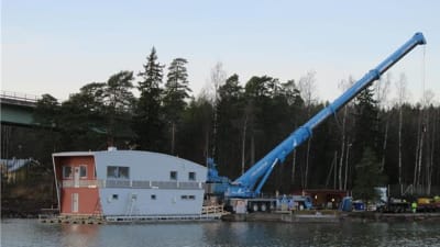 Den flytande sjöbevakningssationen vid Emsalö bro i Borgå