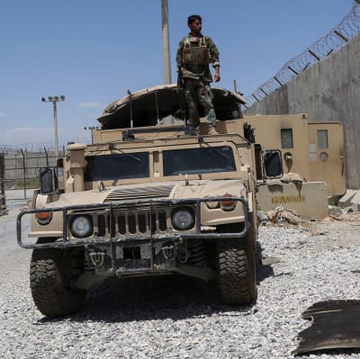 En afghansk soldat i Bagram 2.7.2021 efter att USA:s och Natos soldater rest iväg.