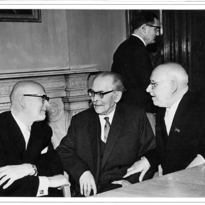 Kekkonen i samspråk med författaren Fridebert Tuglas på Sovjetestlands vetenskapsakademi. Till höger akademins president Johan Eichfeld