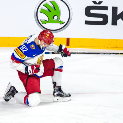 Jevgeni Kuznetsov gör mål mot Lettland i VM.