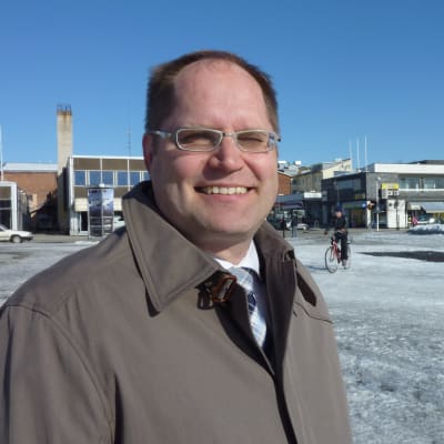 Iisalmen kaupunginjohtaja Jarmo Ronkainen torin kupeella.