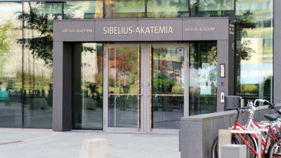 Huvudingången till Sibelius-Akademin i Helsingfors.