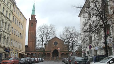 Gatuvy med kyrkan St. Johannis i Berlin.