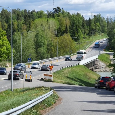 Trafik över Kustö bro i S:t Karins.