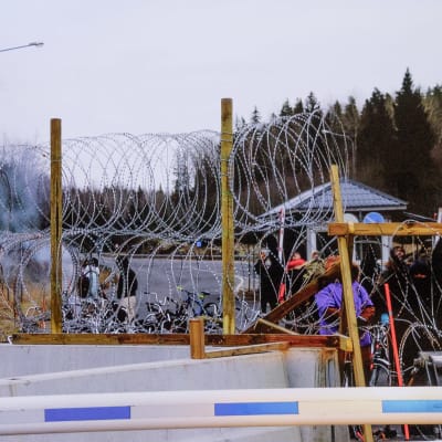 Turvapaikanhakijoita Suomen ja Venäjän rajalla, Venäjän puolella, Nuijamaan raja-asemalla.