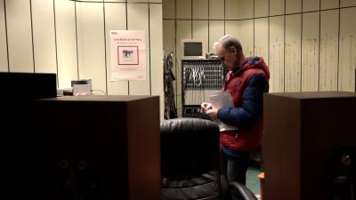 Aldis Ermanbriks står i sin inspelningsstudio i en källare i Rigas gamla stad.