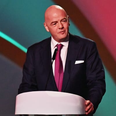 Gianni Infantino vid talarstol.
