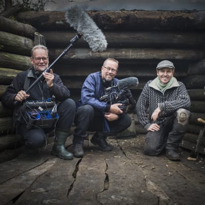 Tanskalainen maajussi Frank Erichsen kuvaamassa tv-sarjaa Halsualla Keski-Pohjanmaalla työryhmänsä kanssa.