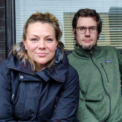 Heidi Grandell-Sonck och Fredrik Sonck utomhus på en bänk.