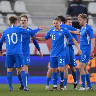 Finlands U21-herrar firar ett mål.