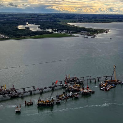 LNG-terminalen i Wilhelmshaven bör tas i drift i slutet av året så att Tyskland blir oberoende av rysk gas. Arbetet går enligt tidtabell.