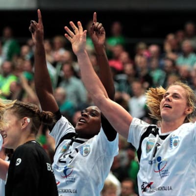 CSM Bukarestin Gnonsiane Niombla ja Linnea Torstensson.