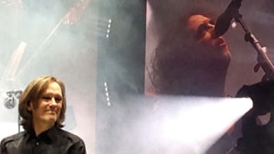 Roger O'Donnell och Robert Smith (på skärmen)