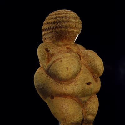 En bild av statyn Venus från Willendorf.