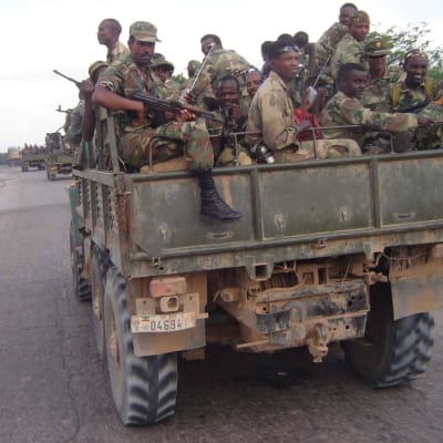 Etiopiska soldater på ett lastbilsflak.