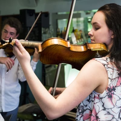 De unga violinisterna Emma Dahl och Albert Sahlström