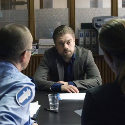 Joonas Saartamos rollkaraktär Jussi sitter i polisförhör i filmen Jätten