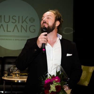 Musikern Sam Fröjdö får musikpris på musikfestivalen Musik & Talang i Vasa.