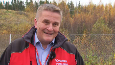 Pekka Möttö, vd för Onnibus som står i röd overall. 