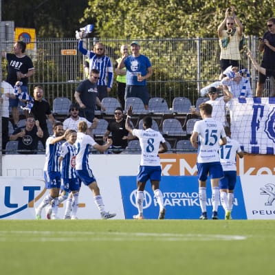 HJK-spelare firar mål framför fansen.