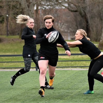 Ida Herrgård springer med rugbyboll i handen.