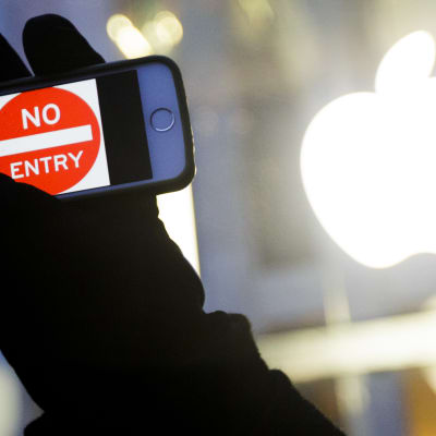 Applen pääkonttorin edustalla New Yorkissa järjestettiin mielenosoitus Yhdysvaltain hallinnon vaatimuksia vastaan 23.2. 2016. 