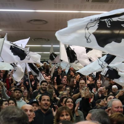 Korsikaner viftar med egen flagga inför regionalvalet