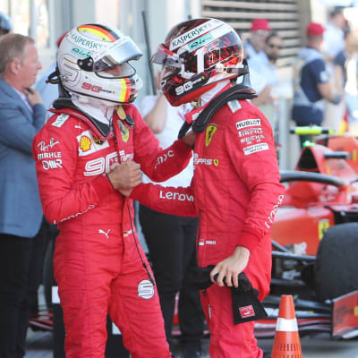 Sebastian Vettel och Charles Leclerc skakar hand