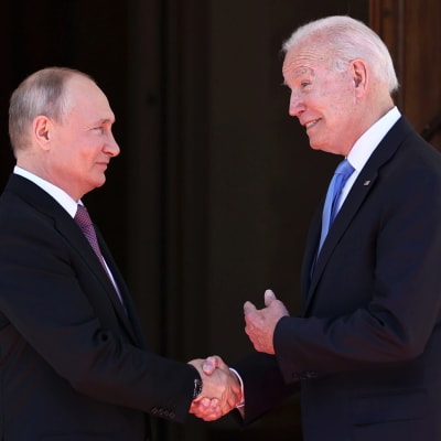 Presidentit Vladimir Putin ja Joe Biden kättelevät Villa la Grangen edustalla Genevessä 16. kesäkuuta 2021. 