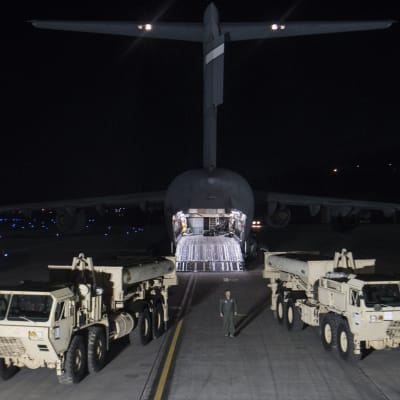 Delar som behövs för det nya missilförsvarssystemet Thaad har börjat anlända till Sydkorea
