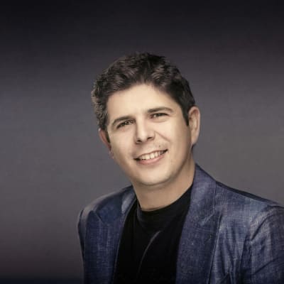 pianisti Javier Perianes katsoo kameraan