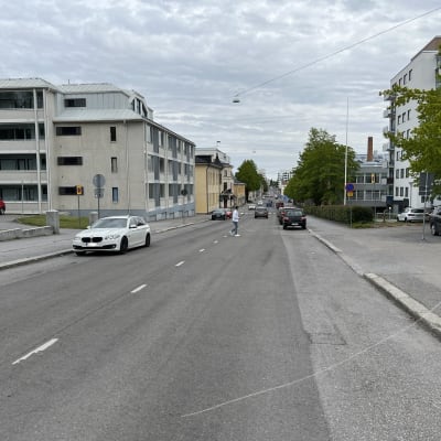 Hietasaarenkatu Vaasassa kesällä 2023. Autot ajavat tiellä. 